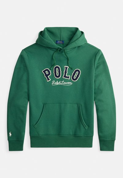 Žalias gobtuvu džemperis su priekiu kangaroo kišene ir „POLO Ralph Lauren“ i�šsiuvinėtu tamsiai mėlynais ir baltais rašmenimis krūtinės srityje.