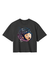 Sort t-shirt med kortærmer, der har en farverig grafik af en karakters ansigt omgivet af et edderkoppespind og stjerner, lavet af blød bomuld.