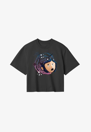 Camiseta negra de manga corta con un gráfico colorido de la cara de un personaje rodeado por una telaraña y estrellas, hecha de algodón suave.