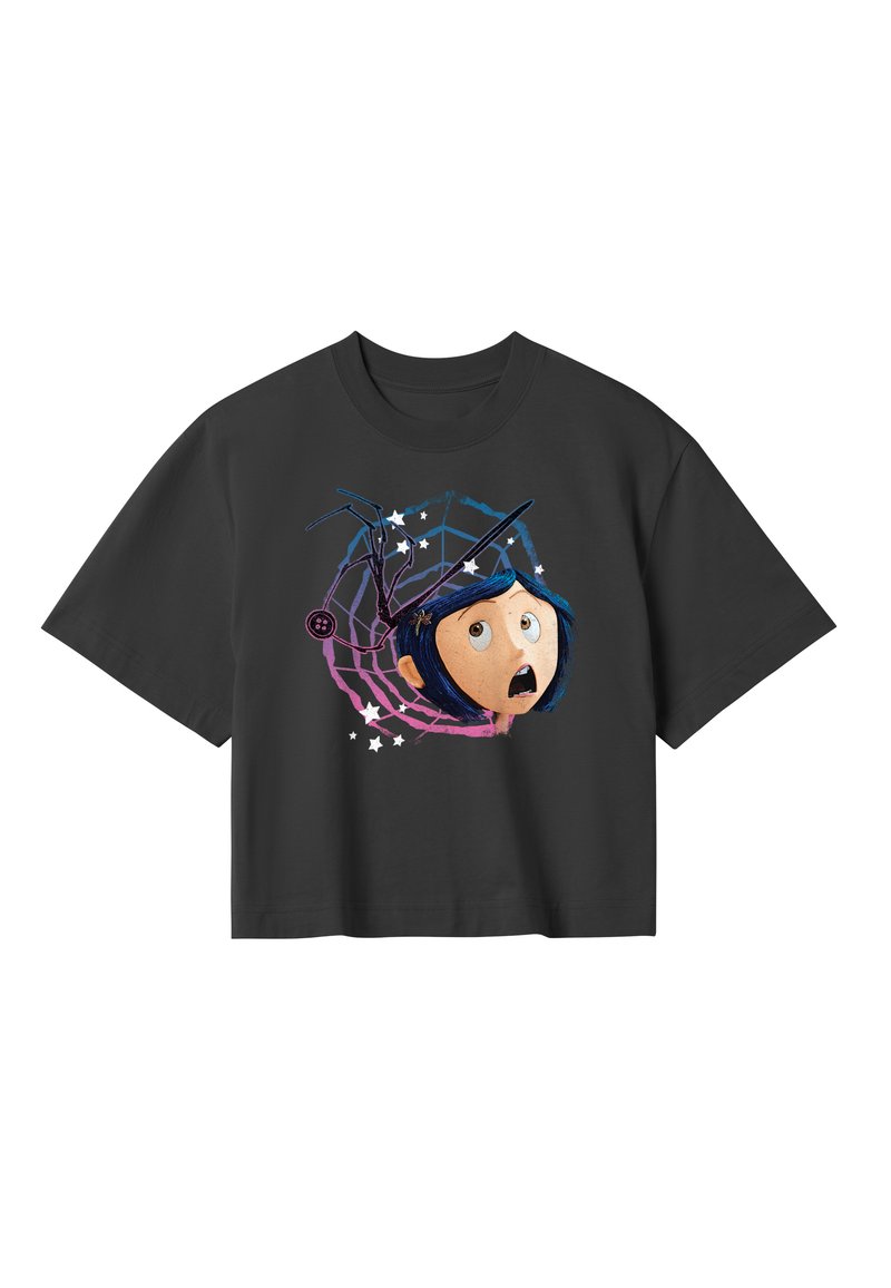 Sort t-shirt med kortærmer, der har en farverig grafik af en karakters ansigt omgivet af et edderkoppespind og stjerner, lavet af blød bomuld.