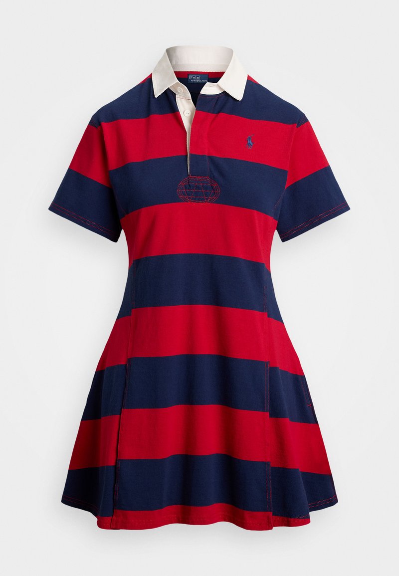Polo-Kleid mit roten und marineblauen Streifen, einem weißen Kragen, kurzen Ärmeln und einem gestickten Logo. Hergestellt aus Baumwollstoff mit einem ausgestellten Rock.