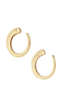 Guldfarvede ringøreringe med en glat finish på den ene og et tekstureret design med studded detaljer på den anden, mærket 925 for sølvindhold.