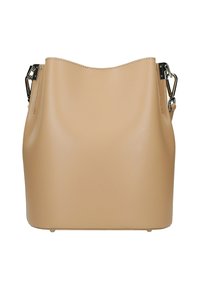 Sac seau en cuir beige lisse avec un bord supérieur incurvé, quincaillerie en argent et une seule sangle réglable. Base plate pour la stabilité.