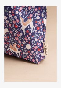 Kijelölve, navy polar ditsy