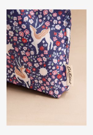 Torba od tamnoplave tkanine s uzorkom cvijeća i jelena; sadrži ružičasto i bijelo cvijeće, detaljnog jelena te malu brendiranu oznaku sa strane.