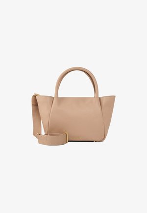 Beige læder håndtaske med en struktureret overflade, dobbelt hanke og en aftagelig rem. Har en guldbelagt logo detalje i bunden.