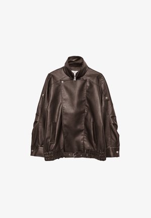 Musta nahkainen moottoripyörätakki korkealla kauluksella, epäsymmetrisellä etuvetoketjulla, nepparikiinnitteisillä yksityiskohdilla ja säädettävällä vyöllä vyötäröllä.