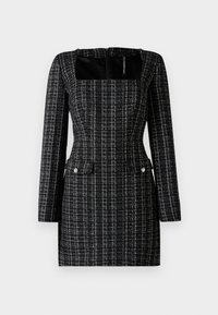 Rochie în carouri alb-negru, cu decolteu pătrat, mâneci lungi și două buzunare frontale cu butoane asemănătoare perlelor. Material texturat.