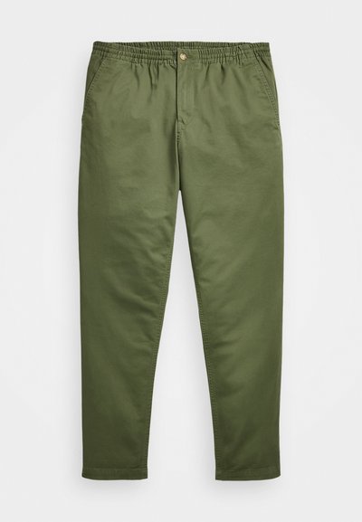 Pantaloni verzi din bumbac cu talie elastică, închidere cu un singur nasture, buzunare laterale și picioare conice. Prezintă o țesătură netedă și cusături minime.