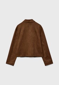 Hnedá džínsová krátka bunda s dlhými rukávmi a širokým golierom, zobrazená zozadu na sivom pozadí.