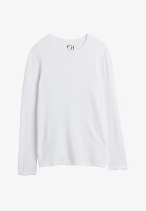 Camisa de manga larga blanca hecha de una tela suave, con un escote redondo y un leve hombro caído; textura suave con un diseño liso.