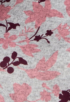 Motif en tissu floral avec de grandes fleurs roses et des accents maroon foncé sur un fond gris clair, texture tricotée avec des motifs de feuilles détaillés.