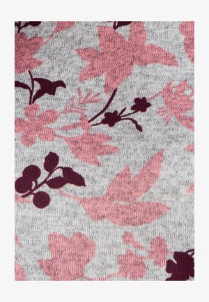 Motif en tissu floral avec de grandes fleurs roses et des accents maroon foncé sur un fond gris clair, texture tricotée avec des motifs de feuilles détaillés.