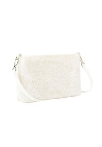 Borsa clutch in pelliccia ecologica bianca con una texture morbida, forma rettangolare e tracolla staccabile; caratteristiche dettagli in metallo color argento.