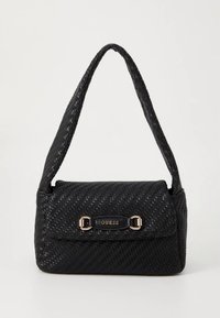 Μαύρη υφασμάτινη τσάντα χειρός με έναν μόνο ιμάντα ώμου, με κλείσιμο με πτερύγιο, μεταλλικές λεπτομέρειες σε χρυσή απόχρωση και υφή στην επιφάνεια.