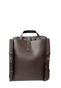 Zaino in pelle marrone con un design strutturato, manico superiore e spallacci laterali regolabili. Presenta una superficie texturizzata e dettagli in oro.