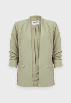 Blazer vert olive clair, à ouverture sur le devant, avec manches longues froncées et deux poches avant zippées, présenté sur un fond blanc.