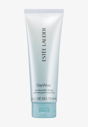 Estée Lauder DayWear Glow Boost Jelly Cleanser i en 125 ml lys blå tube med flip-top lokk og vertikalt plassert merkenavn.