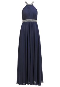 Marinblå halterneck-klänning med plisserat tyg och ett smyckat midjeband. Kjolen flödar elegant till golvet och har en mjuk, genomskinlig textur.