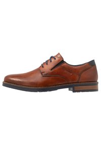 Zapato de cuero marrón con un diseño elegante, textura suave, cordones oscuros en contraste y un acento negro en el talón. Detalle notable de costura.