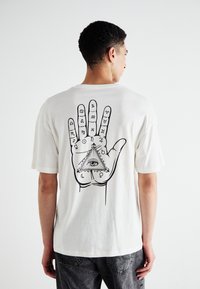 Jack & Jones JJMYSTIC TEE CREW NECK - Potiskana majica - cloud dancer