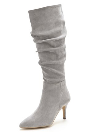 Graue Wildleder-Stiefel bis zum Knie mit einem lockeren Design, spitzem Zehenbereich und schmalem Absatz. Weiche Textur mit glatter Oberfläche und minimaler Ausstattung.