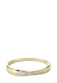 Zlatni prsten s zakrivljenim dizajnom, koji sadrži red malih čistih kamenčića postavljenih u poliranoj traci duž trakice. Glatka tekstura, minimalni akcenti.