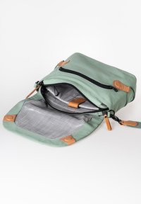 Grüne Leder-Crossbody-Tasche mit hellbraunen Akzenten, ausgestattet mit einem Reißverschluss, geräumigem Innenraum und einer grauen karierten Fütterung.
