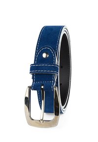 Cinturón de ante azul con costuras blancas, hebilla rectangular de metal plateado y forro interior negro liso. Presenta un detalle de botón a presión para el cierre.