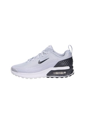 Chaussure de sport gris clair avec une tige en maille, des accents noirs, un amorti visible et une semelle extérieure en caoutchouc texturé.