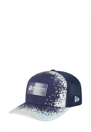 Casquette bleu marine avec un bord blanc moucheté, dotée d'un dos en mesh et d'un patch logo rectangulaire portant la mention "MoneyGram Haas F1 Team."