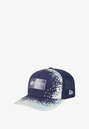 Granatowa czapka z nakrapianym białym daszkiem, z siateczkowym tyłem i prostokątną łatą z logo, na której widnieje napis "MoneyGram Haas F1 Team."