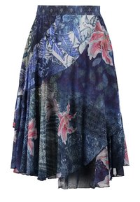 Kjol med utsvängd bas i mörkblått med blommönster i rosa och vitt. Tillverkad av lätt tyg med lager av volanger och en asymmetrisk fåll.