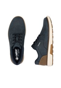 Zapatos de cordones azul marino con una parte superior sintética texturizada, detalles en marrón claro y una suela de goma color crema. Incluye una plantilla acolchada.