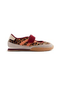 Zapato con estampado animal de leopardo, ante beige, detalles en granate y dos franjas coral. Cierre de velcro y suela de goma texturizada.