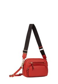 Borsa a tracolla in pelle rossa con finitura texturizzata, due tasche anteriori con zip, una lunga tracolla nera regolabile e dettagli in metallo color oro.