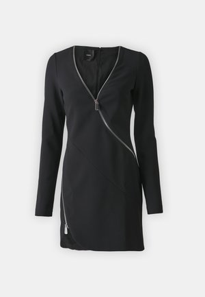 Musta vartalonmyötäinen mekko, jossa pitkät hihat, V-aukko ja diagonaalinen vetoketjuyksityiskohta. Mekossa on sileä kangas ja epäsymmetrinen leikkaus, jotka korostavat modernia muotoilua.