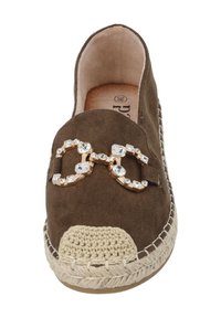 Espadrilles in suede marrone con suola in juta intrecciata. Presentano un dettaglio decorativo in cristallo e catena color oro sulla parte superiore. Design con punta arrotondata.