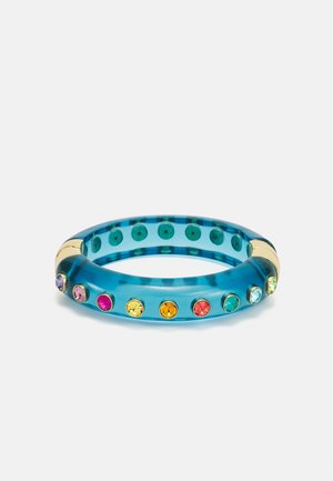 Bracelet jonc bleu translucide avec des accents dorés, orné de pierres précieuses rondes multicolores espacées uniformément en rouge, jaune, vert et bleu.