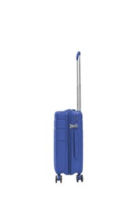 Valigia rigida blu con un design testurizzato, manico telescopico argentato e quattro ruote nere, dotata di lucchetto combinato e zip.