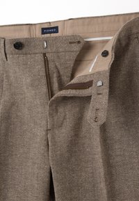 Bruine herringbone-patroon broeken met een ritssluiting, knoopsluiting en een merkenlabel aan de binnenkant. Voorzien van zij- en achterzakken.