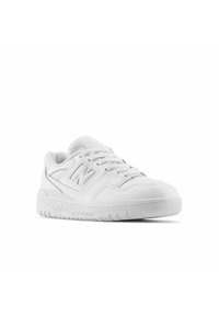 Scarpa da ginnastica bianca realizzata in materiale sintetico, con linguetta imbottita, suola testurizzata e dettagli riflettenti sul logo "N".