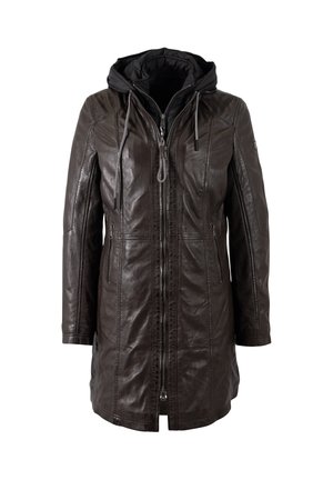 Giacca di pelle marrone con cappuccio nero removibile, chiusura con zip frontale, due tasche laterali e pannelli testurizzati lungo le spalle e le maniche.