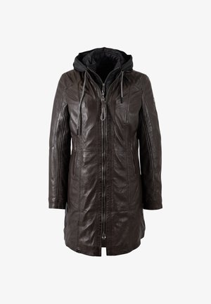 Giacca di pelle marrone con cappuccio nero removibile, chiusura con zip frontale, due tasche laterali e pannelli testurizzati lungo le spalle e le maniche.