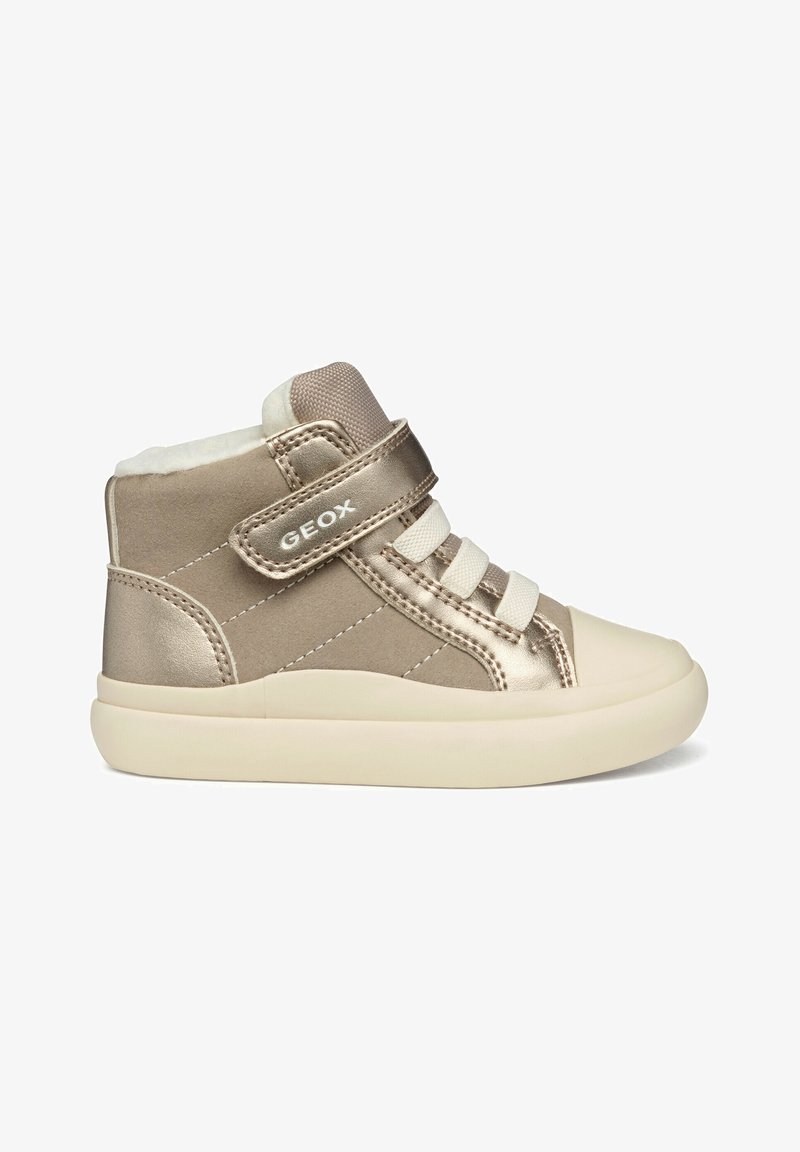 Baskets montantes beige pour enfants avec lacets blancs, bride velcro étiquetée GEOX, semelle et doublure intérieures crème et rembourrées.