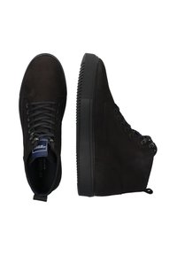 Zwarte suède hoge sneakers met vetersluiting aan de voorkant, rubberen zolen en gestructureerde zijaccenten. Beschikt over een logopatch op de tong.