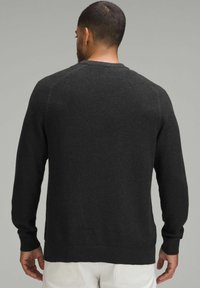 Dunkelgrauer Strickpullover mit strukturiertem Finish, Rundhalsausschnitt, gerippten Bündchen und Saum, von hinten betrachtet. Leichtes, lässiges Design.