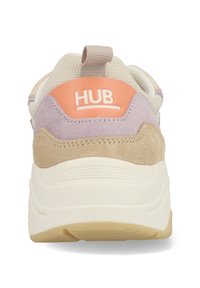 Achteraanzicht van een sneaker van het merk HUB met beige, lavendel en perzik kleurige suède accenten, en een dikke witte zool op een witte achtergrond.