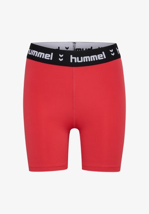 Czerwone szorty sportowe z czarnym elastycznym pasem w talii, z białym logo "hummel" i akcentami w kształcie chevronu. Gładka tekstura, dopasowany krój.