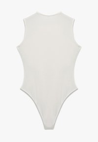 Valkoinen hihaton bodysuit, joka on valmistettu sileästä kankaasta. Siinä on korkea kaula-aukko, vartalonmyötäinen siluetti ja stringi-leikkaus.